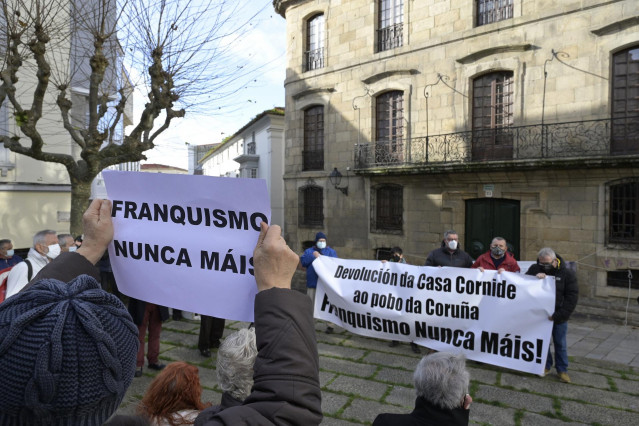 Protesta ante la Casa Cornide para reclamar su devolución