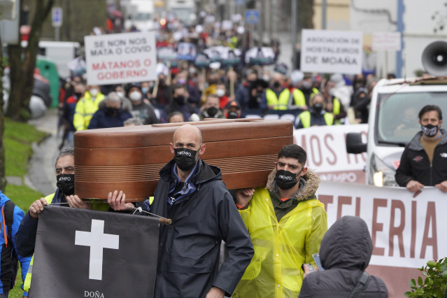 Manifestación de hosteleros que recorre las calles de Santiago hasta la Xunta para reclamar el rescate del sector