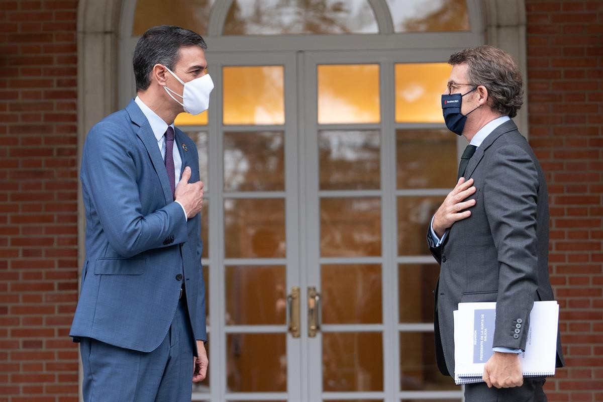Pedro Su00e1nchez y Nuu00f1ez Feiju00f3o a la entrada de su reuniu00f3n en Moncloa en una foto de Presidencia