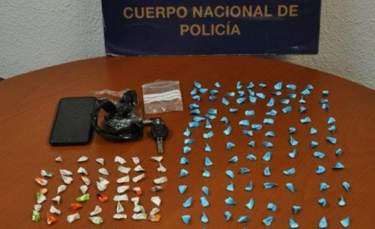 Detienen a un joven vecino de Ribeira con 168 papelinas de cocaína y heroína encima