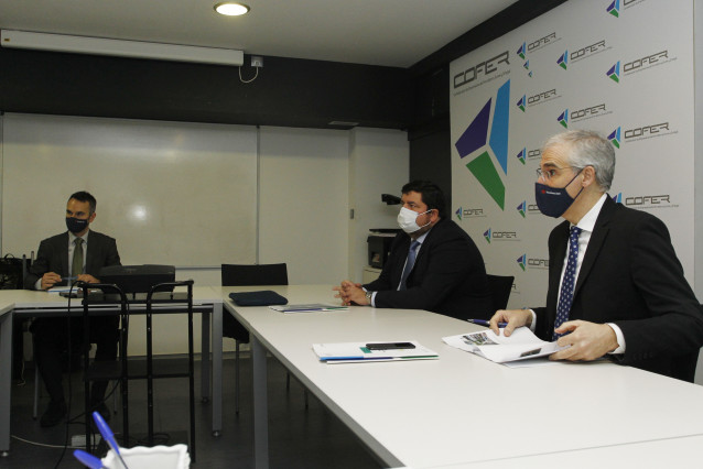El vicepresidente segundo y conselleiro de Economía, Empresa e Innovación, Francisco Conde, en una reunión en Ferrol.