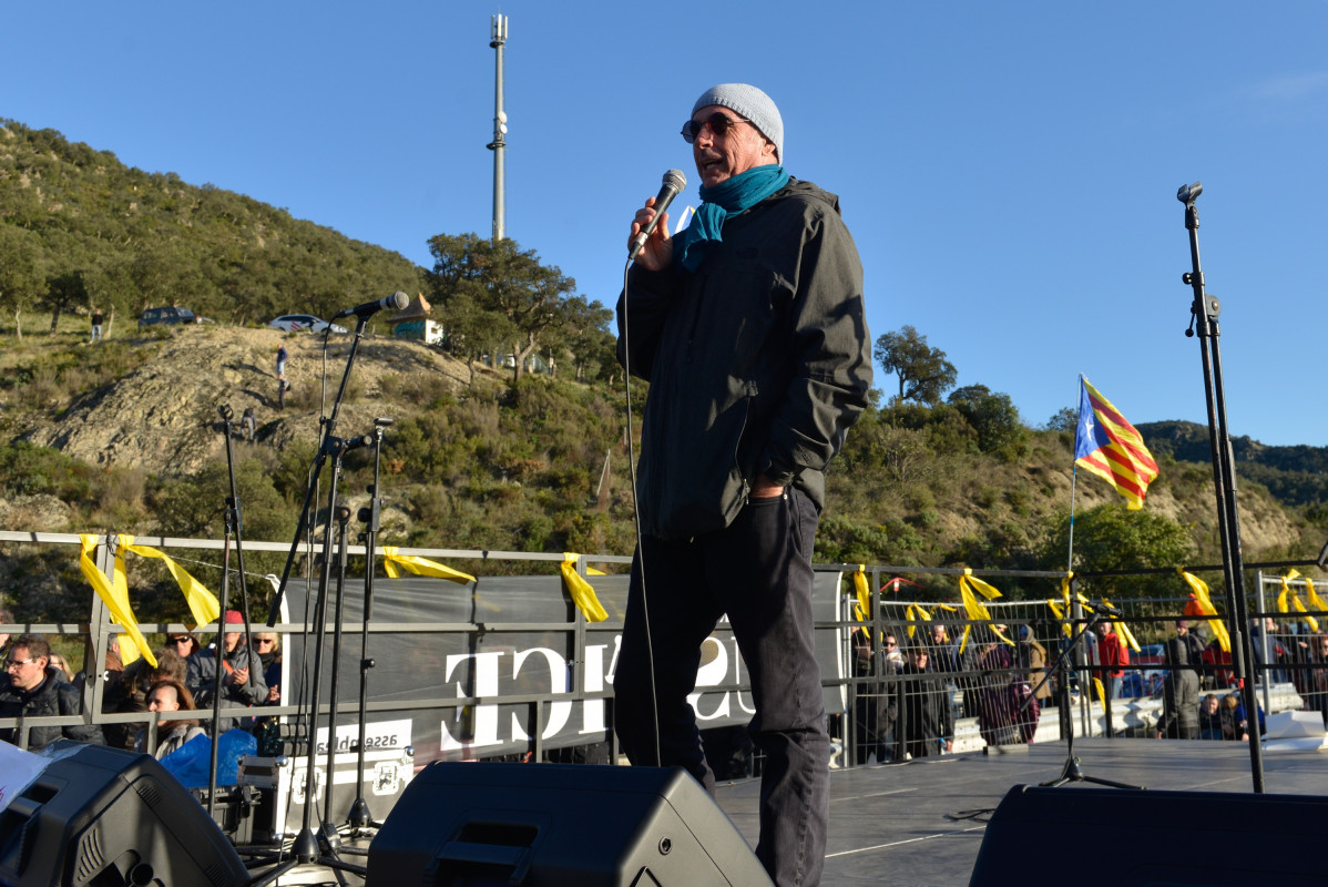 El cantautor Lluís Llach actúa en el corte de Tsunami Democràtic en la AP-7 en la frontera con Francia el 11 de noviembre de 2019.