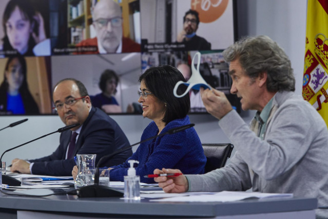 I-D) El ministro de Política Territorial y Función Pública, Miquel Iceta, la ministra de Sanidad, Carolina Darias y el director del Centro de Coordinación de Alertas y Emergencias Sanitarias (CCAES), Fernando Simón , comparecen en rueda de prensa tras pre