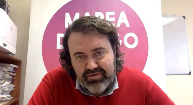 El portavoz de la Marea de Vigo, Rubén Pérez, en rueda de prensa en línea