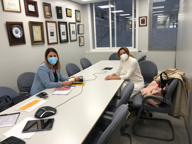 La diputada de Bienestar Social del organismo provincial de A Coruña, Ana Lamas,  en una reunión con la presidenta de la entidad Participa pola Inclusión Social, María Lemus