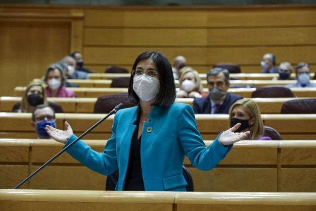 La ministra de Sanidad, Carolina Darias interviene durante una sesión de control al Gobierno en el Senado, en Madrid (España), a 2 de febrero de 2021. Durante el pleno, el Ejecutivo se enfrenta esta vez a preguntas relacionadas con la nueva ley educativa,