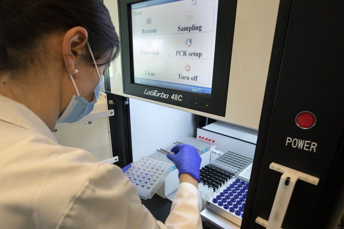 Mu00e1quina para realizar PCR de saliva del SERGAS en una imagen de la Xunta