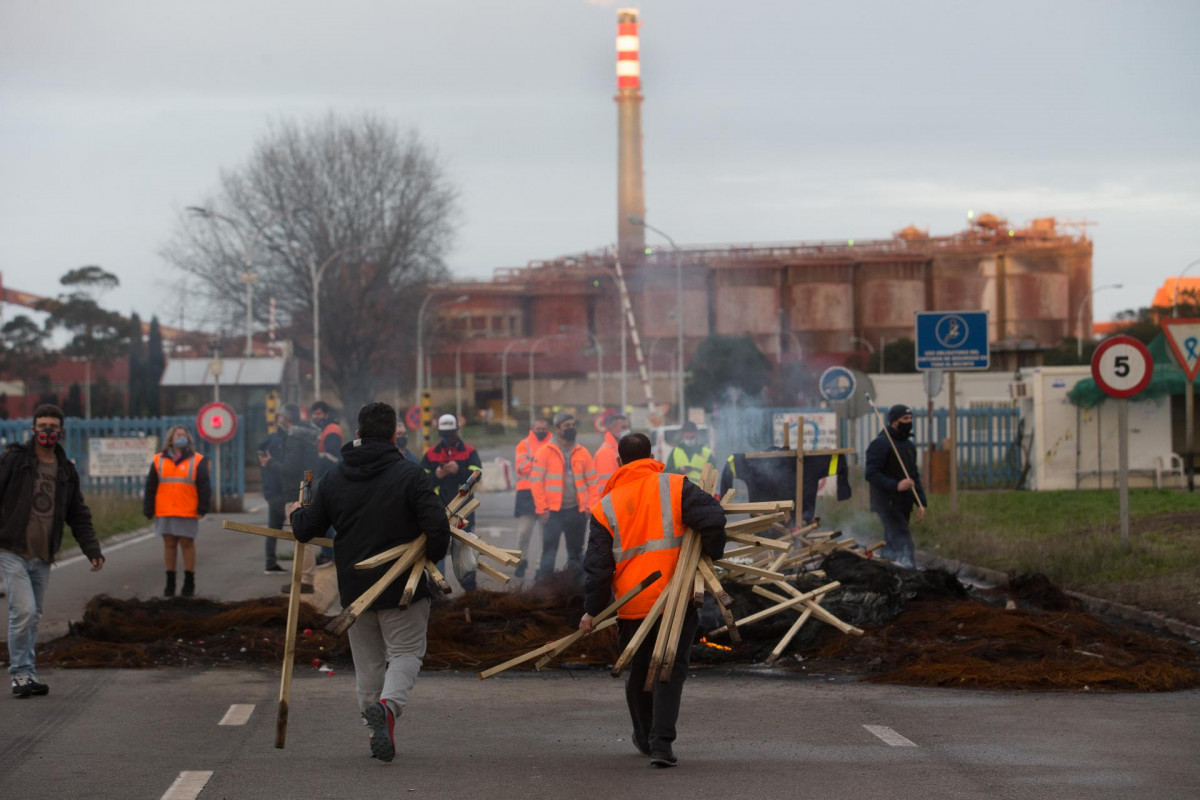 Trabajadores de Alcoa San Cibrao celebran la anulación del TSXG del ERE de la empresa trabajadores de la planta de aluminio de Alcoa San Cibrao