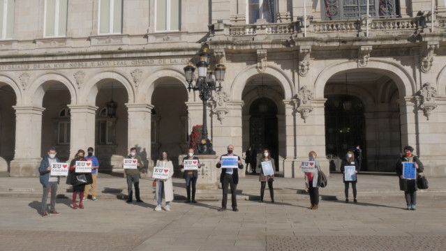 Movilización de miembros de A Mesa pola Normalización Lingüística con motivo de la aprobación de la ordenanza sobre el uso del gallego en el Ayuntamiento de A Coruña