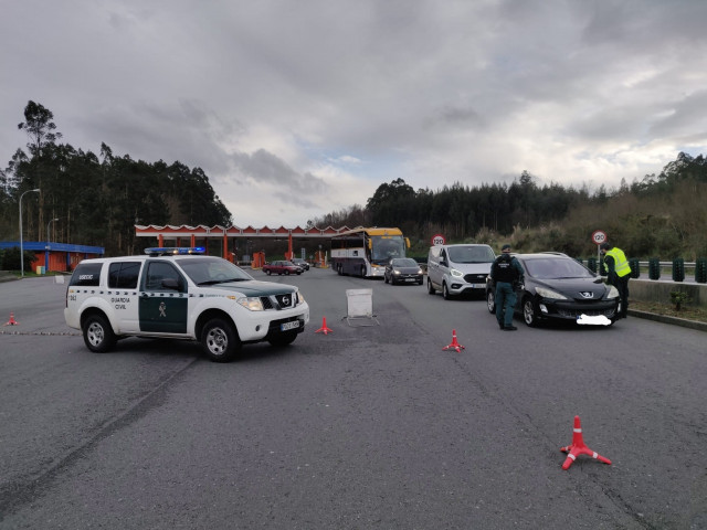 Control de la Guardia Civil en la AP-9 en Fene para velar por el cumplimiento de las medidas para frenar la Covid-19.