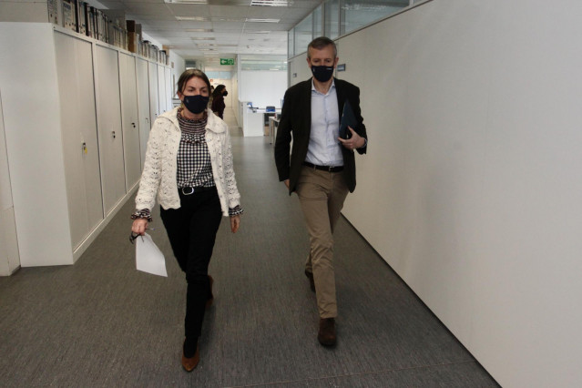 El vicepresidente primero y conselleiro de Presidencia, Xustiza e Turismo, Alfonso Rueda, se reúne con touroperadores.