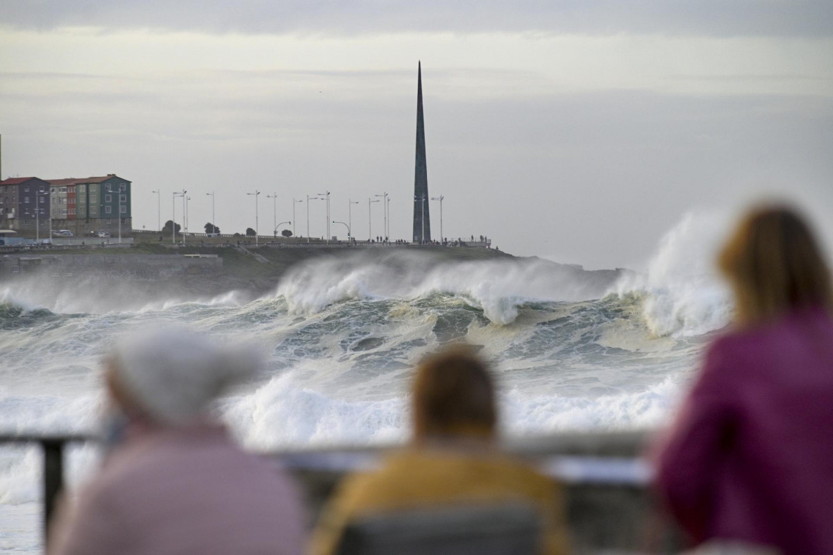 Olas superiores a 8 metros en Playas de Riazor y Orzán, en A Coruña, Galicia (España), a 28 de octubre de 2020. La Dirección Xeral de Emerxencias e Interior ha activado una alerta naranja por tempora