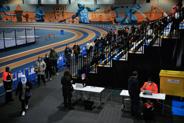 Dispositivo de cribado masivo para detectar positivos por coronavirus en Expourense, en Ourense, Galicia (España), a 6 de febrero de 2021. La presión hospitalaria provocada por la pandemia del coronavirus ha vuelto a bajar en Galicia, aunque ligeramente,