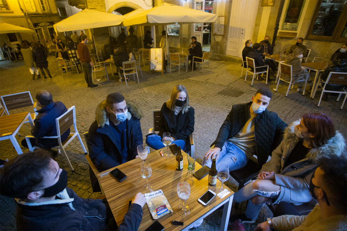 Ciudadanos en la terraza de un bar de Lugo a 12 de diciembre de 2020.