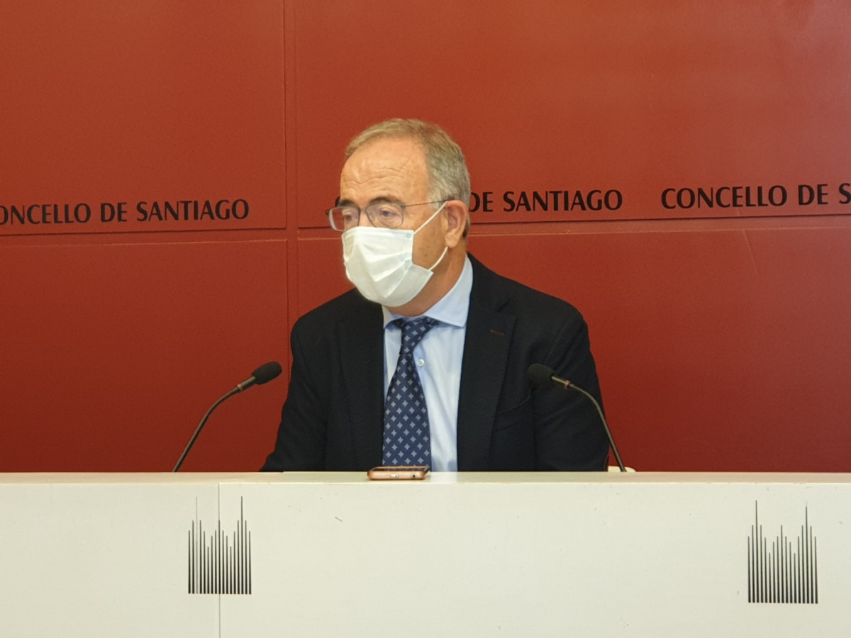 El alcalde de Santiago de Compostela, Xosé Sánchez Bugallo, en una rueda de prensa