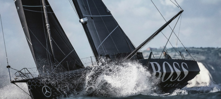 El velero oceánico “Hugo Boss” pone rumbo al puerto de Vigo por avería