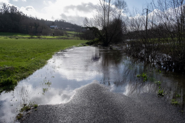 El aumento de caudal del río Tambre inunda una carretera a su paso por el Ayuntamiento de Ames en la provincia de la Coruña
