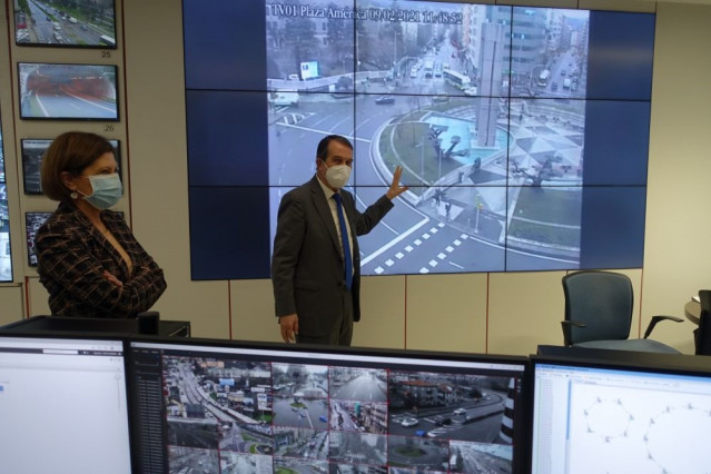 El alcalde de Vigo, Abel Caballero, y la concejal Elena Espinosa, en la sala de Gestión de la Movilidad del Ayuntamiento olívico.