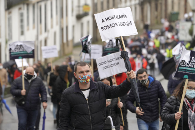 Trabajadores del sector hostelero se manifiestan frente a la Xunta de Galicia.