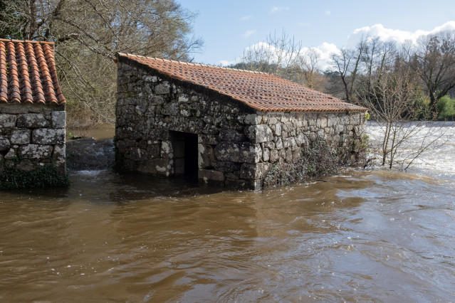 El río Tambre, desbordado a su paso por el municipio de Oroso, en A Coruña, Galicia (España), a 9 de febrero de 2021.