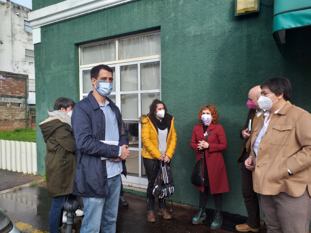 Padres de alumnos de la escuela infantil municipal Santa Marta de Vigo, conla presidenta de Foanpas, Iria Salvande.