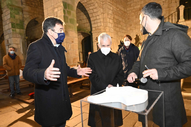 El conselleiro de Cultura, Educación e Universidade, Román Rodríguez, visita el Mosteiro de Santa María de Oia (Pontevedra)