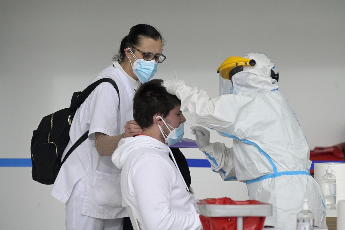 Un hombre se somete a un test de antígenos en un dispositivo de cribado masivo en A Coruña