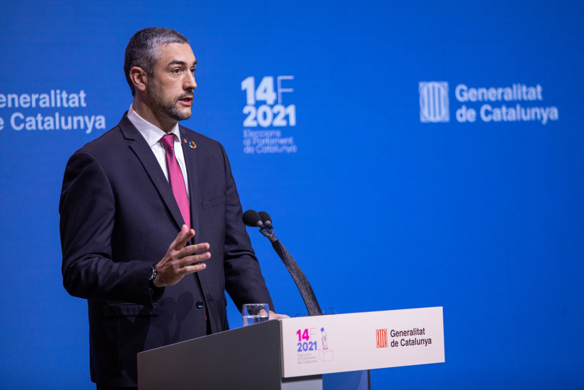 El conseller d'Acció Exterior, Relacions Institucionals i Transparència de la Generalitat, Bernat Solé, en roda de premsa al Centre de dades del Parlament de Catalunya