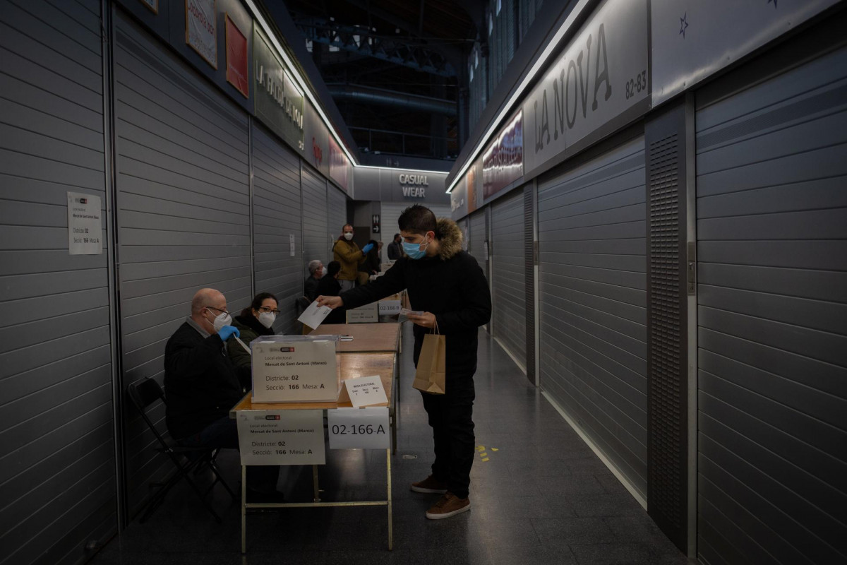 Un hombre vota en una mesa electoral del Mercado St. Antoni en Barcelona, Cataluña (España), a 14 de febrero de 2021.