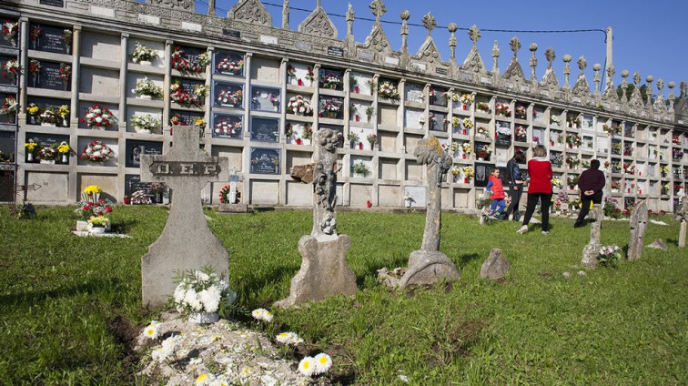 Os galegos celebran o día de Todos os Santos con flores e visita aos cemiterios…ainda co día de difuntos é este luns