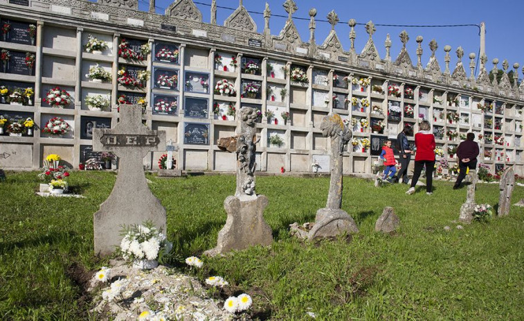 Os galegos celebran o día de Todos os Santos con flores e visita aos cemiterios…ainda co día de difuntos é este luns