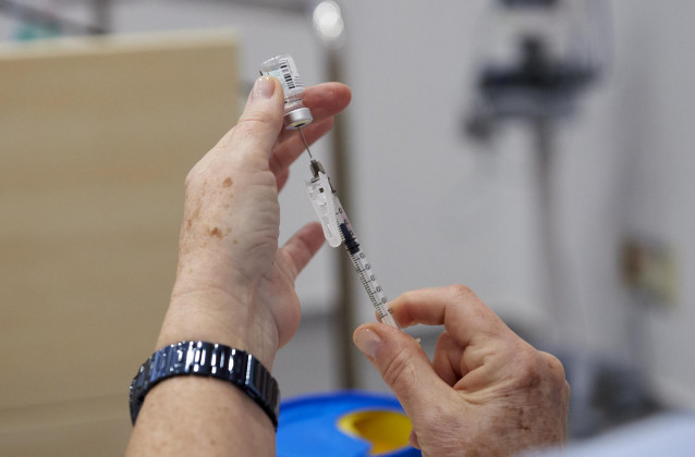 Una sanitaria sostiene el material necesario para la aplicación de la segunda dosis de la vacuna de Pfizer-BioNTech contra la Covid-19 en el Hospital Universitario Marqués de Valdecilla, en Santander, Cantabria (España), a 12 de febrero de 2021. Hace más