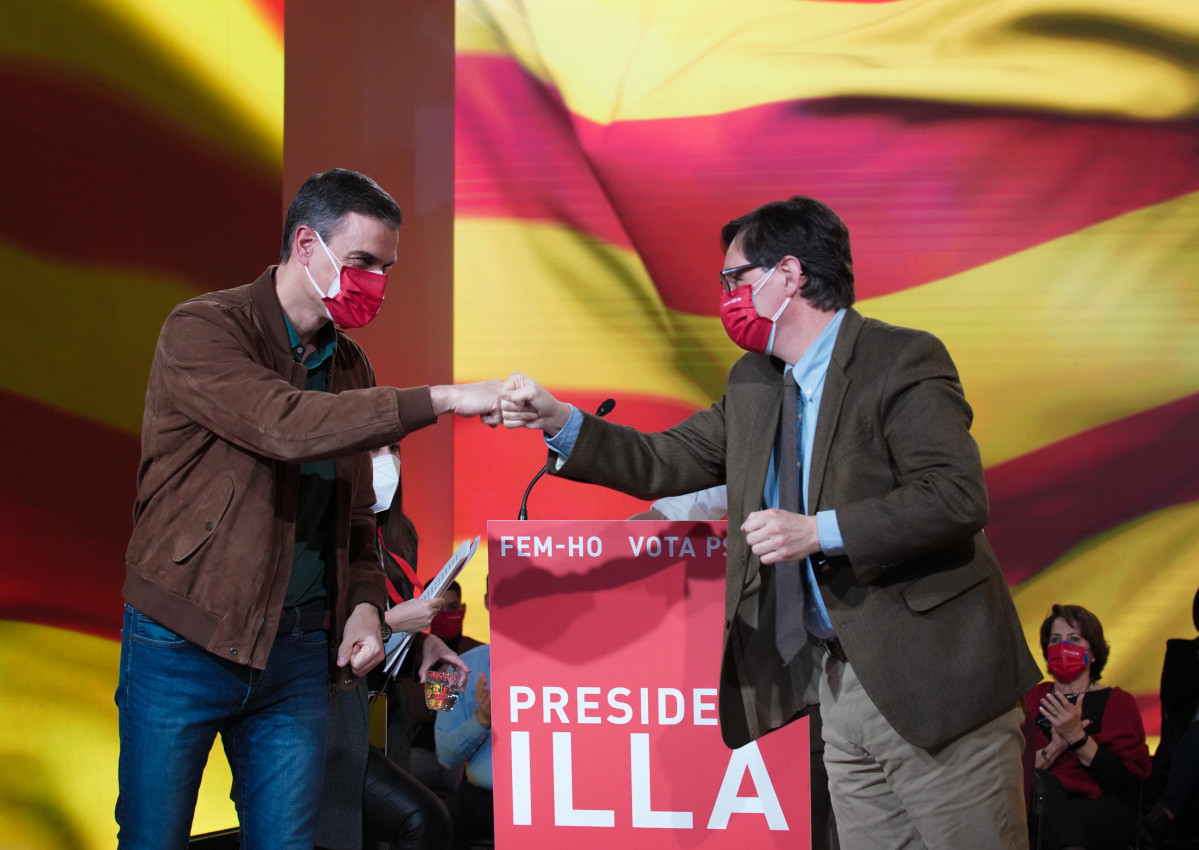 El presidente del Gobierno, Pedro Sánchez, y el candidato socialista a las elecciones catalanas, Salvador Illa, en el cierre de campaña para los comicios del 14 de febrero de 2021.