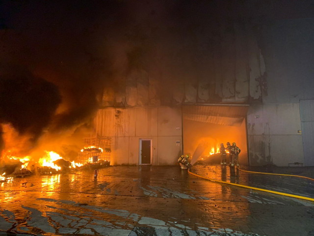 Incendio en una nave dedicada al reciclaje en el polígono de Vilar do Colo, en Cabanas (A Coruña).