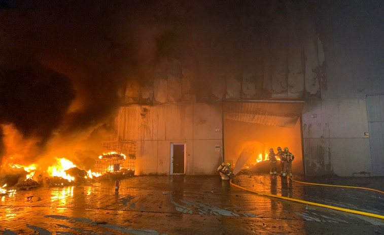 Un aparatoso incendio destruye una nave dedicada al reciclaje del polígono de Vilar do Colo en Cabanas