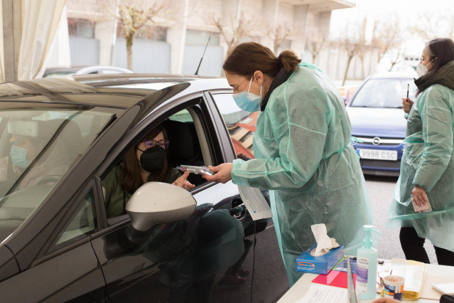 Una trabajadora sanitaria atiende a una persona que ha acudido a realizarse un test de antígenos de Covid-19 en un dispositivo organizado en una carpa en Monforte de Lemos, Lugo.