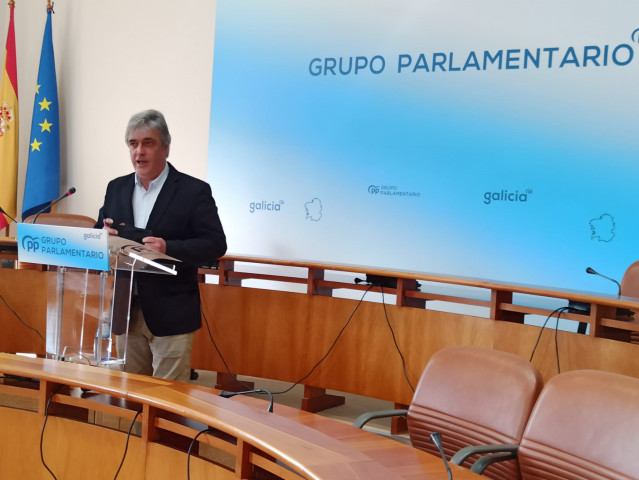 El portavoz parlamentario del PPdeG, Pedro Puy, en rueda de prensa