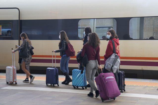 Varios estudiantes se dirigen a la estación de tren para regresar a su casa durante el fin de semana, en Santiago de Compostela, Galicia (España), a 30 de octubre de 2020. La marcha se produce a pesar de que la Xunta de Galicia haya pedido a los estudiant