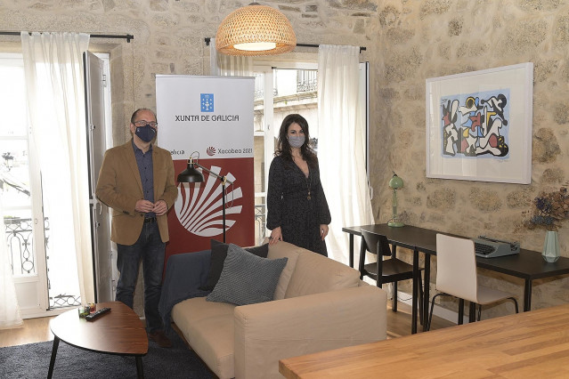 El secretario xeral de Cultura, Anxo M. Lorenzo, y la escritora Yolanda Castaño presentan el programa de residencias para traductores