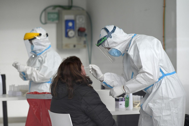 Una mujer se somete a un test de antígenos en un dispositivo de cribado masivo en A Coruña, Galicia (España), a 30 de enero de 2021.