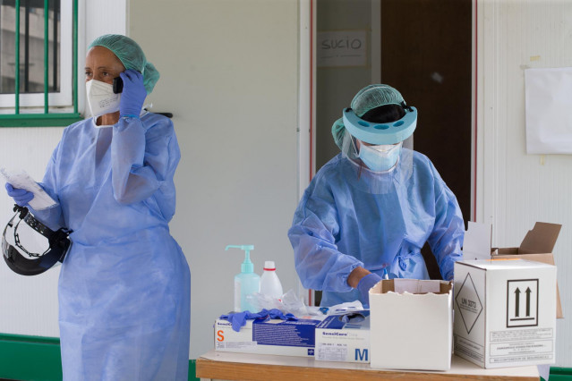 Dos sanitarias preparan pruebas PCR en Monforte de Lemos (Lugo).