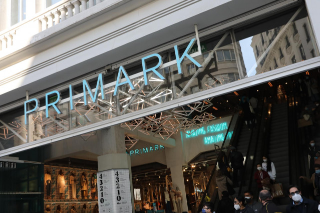 Letrero del Primark de Gran Vía, en Madrid, (España), a 13 de noviembre de 2020. Primark, la firma de moda 'low cost', ha presentado expedientes de regulación temporal de empleo (ERTE) en Cataluña, Asturias, Castilla y León y Andalucía tras el cierre de s