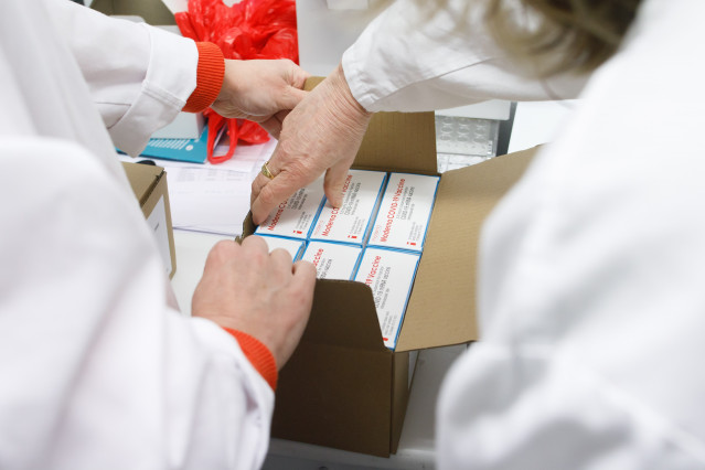 Llegada de las vacunas de AstraZeneca y Moderna a Navarra.