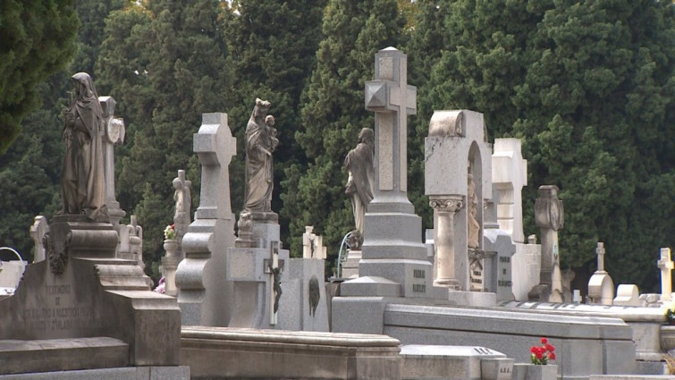 Abren una investigación por la profanación de siete tumbas en el cementerio de Castiñeiras de Ribeira