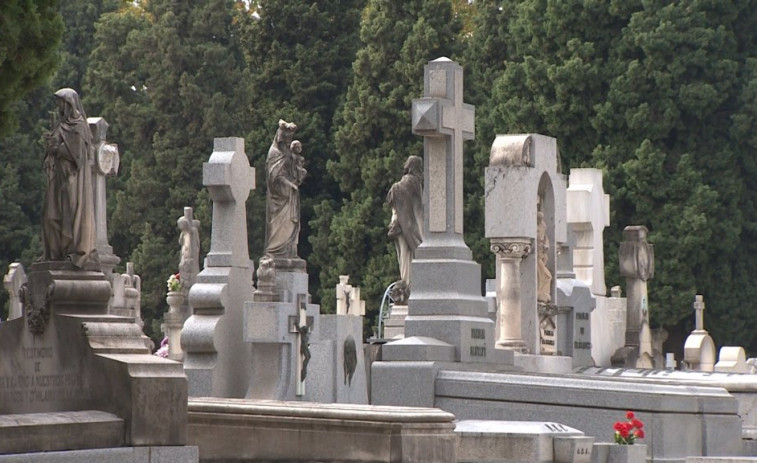 Abren una investigación por la profanación de siete tumbas en el cementerio de Castiñeiras de Ribeira
