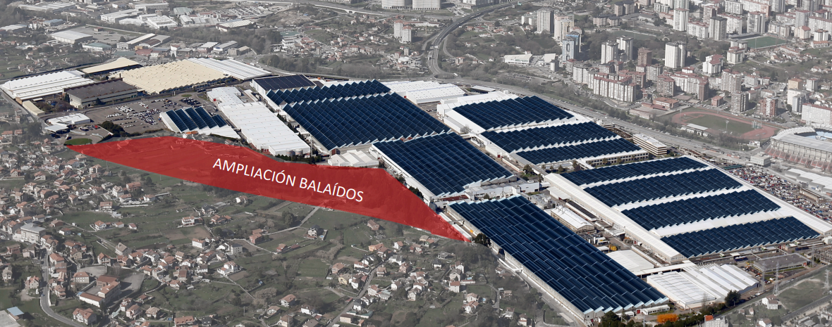 Paneles solares sobre los edificios del Polu00edgono de Balau00eddos en una imagen del proyecto de planta de hidru00f3geno verde en Vigo