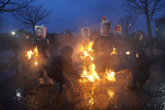 Hosteleros queman 'mecos' de Sánchez, Bugallo y Feijóo ante Monte Pío, donde escenifican la muerte del sector