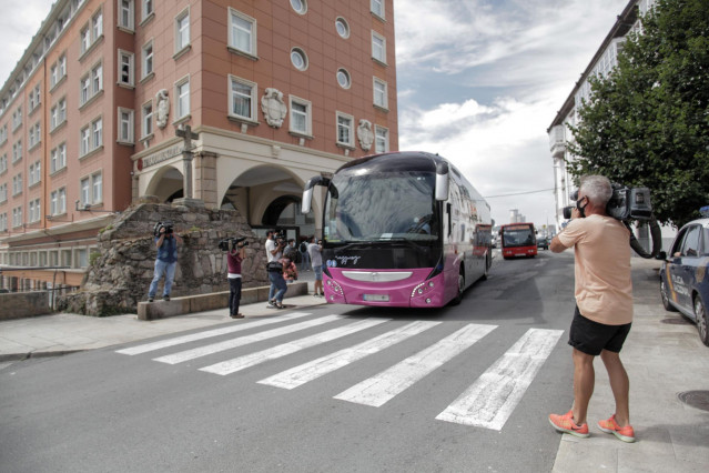 Archivo - Los 33 miembros del CF Fuenlabrada que han recibido el alta epidemiológica abandonan en un autobús el hotel NH Finisterre de A Coruña.