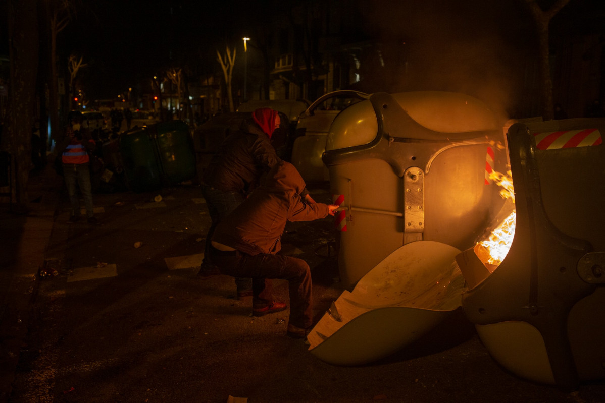 Disturbios en la tercera noche de protestas por el encarcelamiento de Pablo Hasel, en Barcelona, el 18 de febrero de 2021.