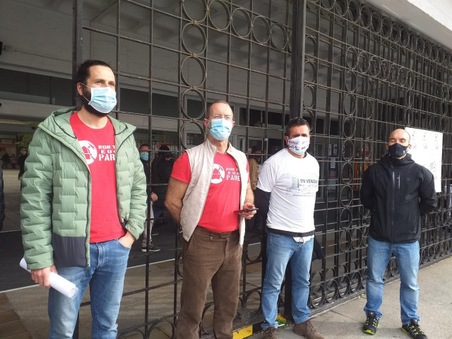 Representantes del comité de huelga de los bomberos de Vigo, ante la entrada principal del Ayuntamiento olívico.